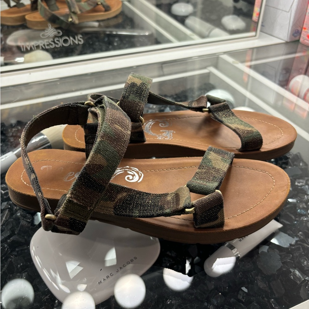 Camo strap sandal